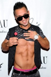 image source:http://www.nypost.com/p/news/national/abercrombie_fitch_offers_to_pay_sW8qVXy2ejHhqmjlC2EEXM